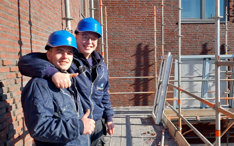 Richard en Lorenzo In gesprek met monteurs Richard en Lorenzo